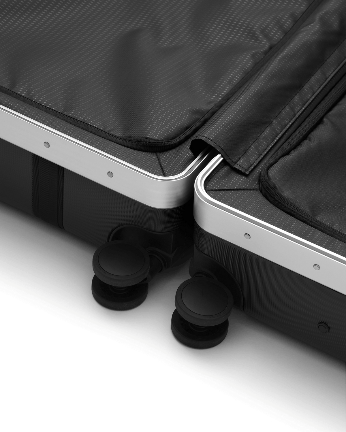 Ramverk Pro Check-in Luggage Medium Silver